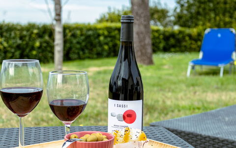 Casa Colleoro: Food, Fruit, Bottle, Tableware, Wine, Ingredient, Produce, Drinkware