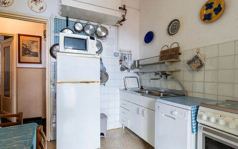 Alassio Fairplace: Major Appliance, Kitchen Appliance, Kitchen, Flooring, Interior Design, Furniture, Home Appliance, Floor, Room, Countertop
