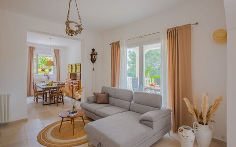 Villa Vera: Furniture, Interior Design, Flooring, Couch, Floor, Wood, Living Room, Room, Table, Home