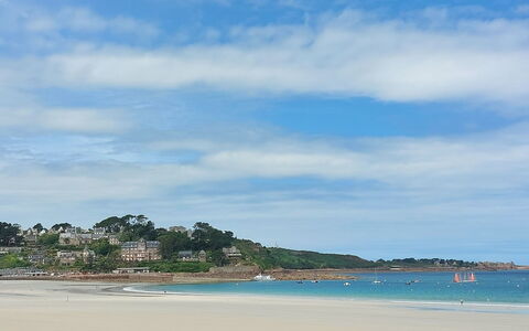 Villa la Clarté: Blue, Water, Beach, Body Of Water, Coast, Coastal And Oceanic Landforms, Horizon, Summer, Shore, Sea
