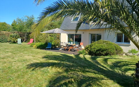 Villa la Clarté: Shrub, Home, Cottage, Garden, Lawn, Landscaping, Backyard, Estate, Yard, Shade