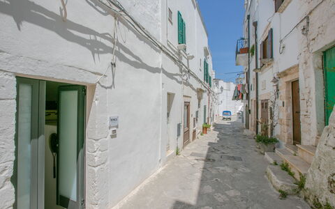 Casa Tosca: Wall, Building, Neighbourhood, Architecture, Town, Alley, Facade, Residential Area, Street, House