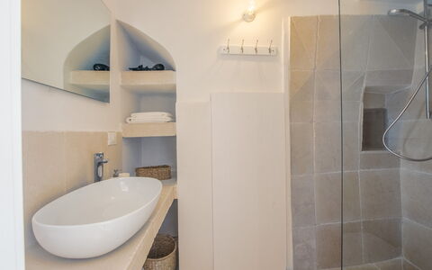Casa Tosca: Bathroom, Flooring, Plumbing Fixture, Interior Design, Wall, Floor, Bathroom Sink, Ceiling, Tap, Sink
