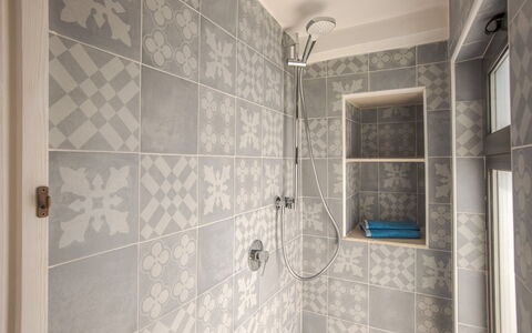 Casa Bolero: Flooring, Floor, Bathroom, Tile, Plumbing Fixture, Room, Plumbing, Design