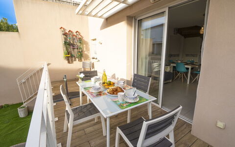 Les Brigantines: Furniture, Interior Design, Chair, Table, Dining Room, Kitchen & Dining Room Table, Flooring, Floor, Lighting, Room