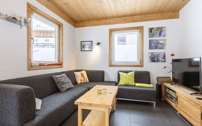 Mit 3 Schlafzimmern 8 Personen 400.5: Wood, Furniture, Interior Design, Couch, Flooring, Living Room, Floor, Ceiling, Home, Table