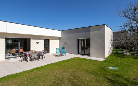 Keryanne: Facade, Residential Area, Home, House, Door, Estate, Concrete, Shade, Garden, Landscaping