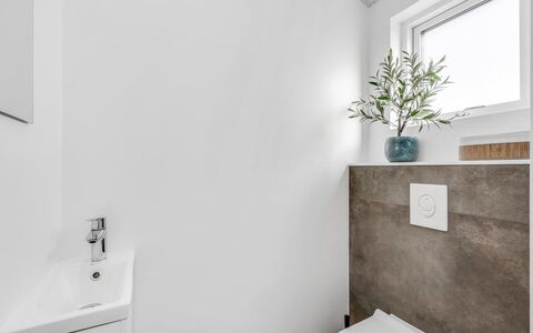 Luisa - 1Km from the Sea: Wall, Flooring, Plumbing Fixture, Floor, Bathroom, Interior Design, Toilet, Plumbing, Toilet Seat, Tap