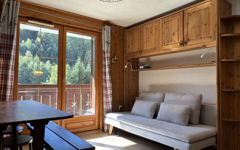 Les Deux Alpes 628: Furniture, Wood, Interior Design, Flooring, Floor, Room, Table, Wood Stain, Living Room, Hardwood