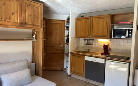 Les Deux Alpes 628: Furniture, Wood, Cabinetry, Flooring, Interior Design, Floor, Cupboard, Kitchen, Countertop, Room