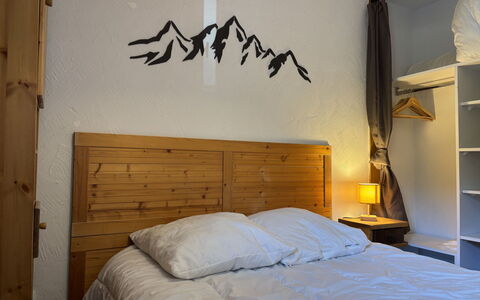 Les Deux Alpes 628: Bed, Bedroom, Wall, Bedding, Bed Sheet, Wood, Interior Design, Furniture, Linens, Lighting