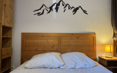 Les Deux Alpes 628: Bedroom, Bedding, Bed, Linens, Bed Frame, Pillow, Bed Sheet, Throw Pillow, Design, Wood Stain