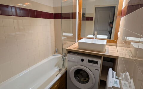 V du Bachat Arolles a: Flooring, Washing Machine, Floor, Plumbing Fixture, Interior Design, Clothes Dryer, Plumbing, Laundry Room, Bathroom, Room