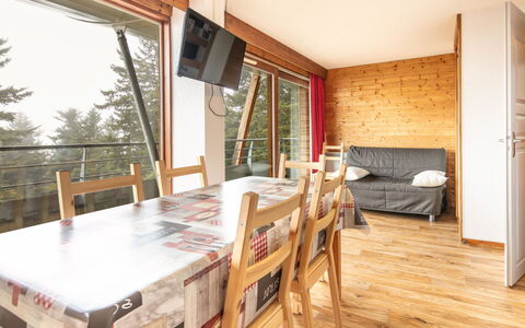 V du Bachat Arolles a: Wood, Flooring, Floor, Furniture, Wood Flooring, Home, Hardwood, Wood Stain, Room, Plank