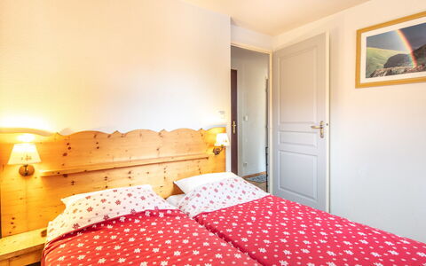 V du Bachat Arolles a: Interior Design, Furniture, Bedroom, Ceiling, Linens, Apartment, Bed, Bed Sheet, Room, Bedding