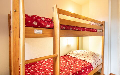 V du Bachat Arolles a: Bed, Wood, Bedroom, Bed Sheet, Bedding, Bunk Bed, Interior Design, Floor, Flooring, Textile