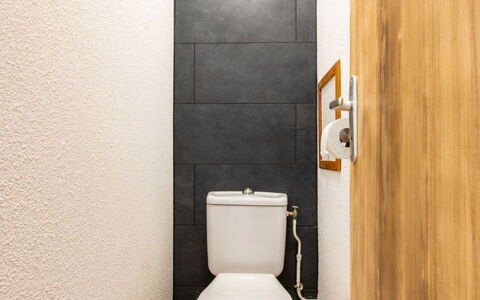 La Turra: Toilet Seat, Toilet, Wall, Bathroom, Plumbing Fixture, Flooring, Floor, Plumbing, Tile