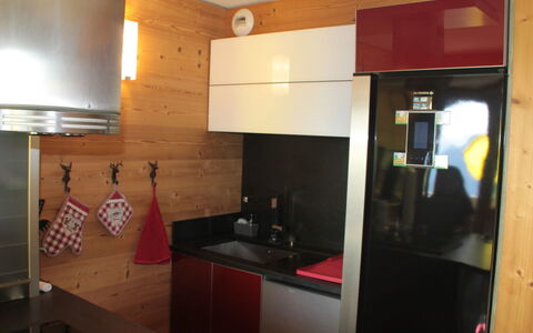 T du Morel a: Kitchen Appliance, Flooring, Kitchen, Major Appliance, Countertop, Wood, Interior Design, Cabinetry, Home Appliance, Furniture