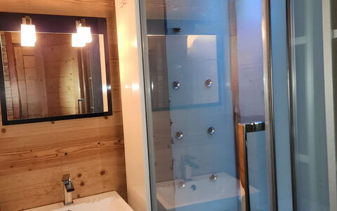 T du Morel a: Plumbing Fixture, Wood, Interior Design, Flooring, Bathroom, Floor, Bathroom Sink, Mirror, Plumbing, Lighting