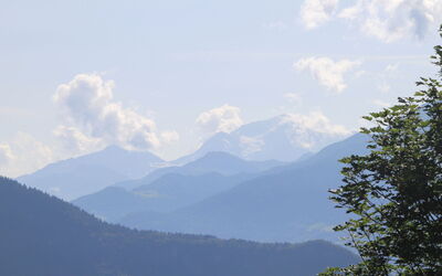 T du Morel a: Mountain, Sky, Mountainous Landforms, Nature, Hill, Vegetation, Mountain Range, Cloud, Highland, Hill Station
