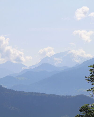 T du Morel a: Mountain, Sky, Mountainous Landforms, Nature, Hill, Vegetation, Mountain Range, Cloud, Highland, Hill Station