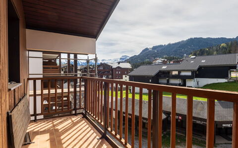 Morillon 639: Wood, Balcony, Apartment, Porch, Hardwood, Wood Stain, Shade, Plank, Lumber, Siding