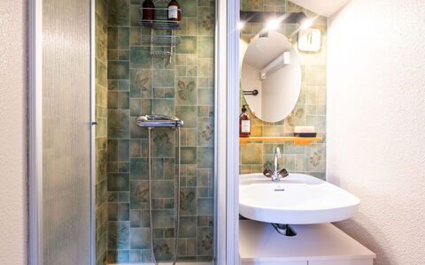 Morillon 639: Bathroom, Plumbing Fixture, Bathroom Sink, Interior Design, Flooring, Sink, Floor, Plumbing, Tap, Shower