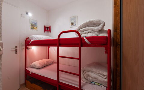 Praz des Esserts: Bed, Bedroom, Interior Design, Flooring, Floor, Bed Sheet, Furniture, Bedding, Bunk Bed, Bed Frame