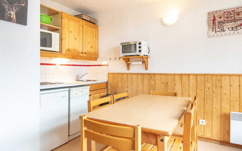 Les Eterlous: Furniture, Interior Design, Flooring, Room, Floor, Ceiling, Desk, Cabinetry, Chair, Wood Stain