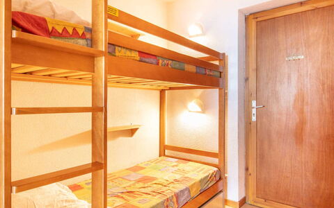 Les Eterlous: Bed, Bedroom, Wood, Bunk Bed, Floor, Interior Design, Bed Sheet, Bedding, Flooring, Ceiling