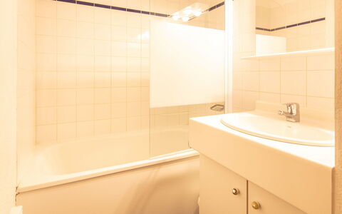 Les Eterlous: Flooring, Interior Design, Floor, Plumbing Fixture, Bathroom, Ceiling, Bathroom Sink, Plumbing, Sink, Tap