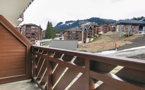 Les Eterlous: Residential Area, Home, Apartment, Balcony, Urban Design, Siding, Condominium, Shade, Design, Wood Stain