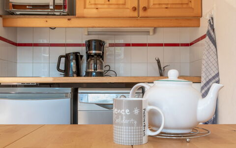 Les Eterlous: Kitchen Appliance, Kitchen, Tableware, Small Appliance, Serveware, Countertop, Interior Design, Major Appliance, Cup, Cabinetry