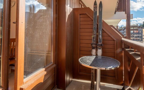 Les Eterlous: Wood, Wood Stain, Hardwood, Apartment, Balcony, Plywood, Plank, Handrail, Varnish, Daylighting