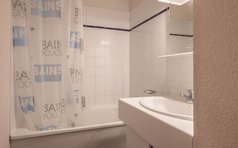 Les Eterlous: Plumbing Fixture, Bathroom, Interior Design, Plumbing, Flooring, Bathroom Sink, Floor, Tap, Sink, Room