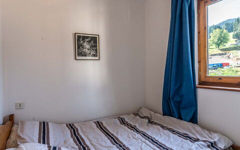 Les Sitelles: Wood, Interior Design, Furniture, Floor, Flooring, Room, Bedroom, Linens, Bed Sheet, Bed
