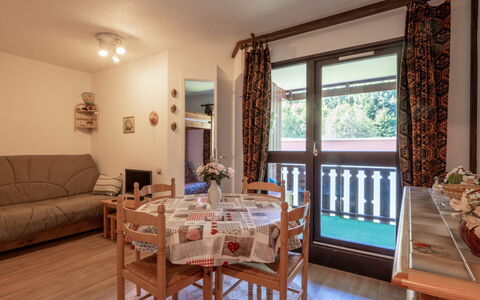 Grande Neige: Apartment, Wood Stain, Hardwood, Balcony