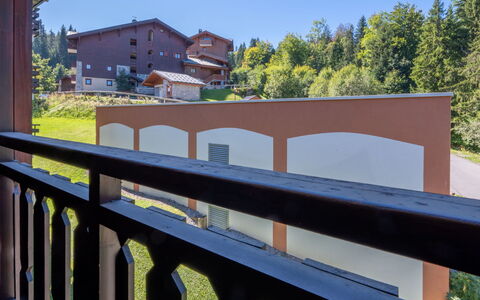 Grande Neige: Balcony, Wood Stain, Hardwood, Handrail, Baluster, Villa