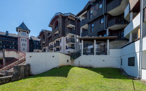 Grande Neige: Residential Area, Apartment, Urban Design, Condominium, Balcony, Stairs, Courtyard
