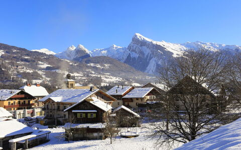 Grande Neige: Mountainous Landforms, Snow, Mountain, Mountain Range, Winter, House, Glacial Landform, Highland, Residential Area, Hill