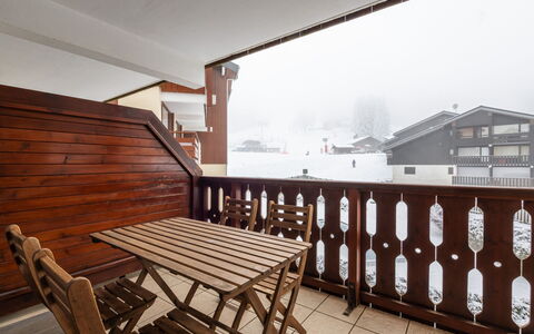 Morillon 651: Wood, Apartment, Balcony, Wood Stain, Hardwood, Daylighting, Plank