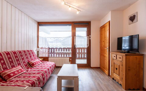 Morillon 651: Apartment, Hardwood, Wood Stain, Balcony, Plank, Snow, Alps, Glacial Landform, Wood Flooring