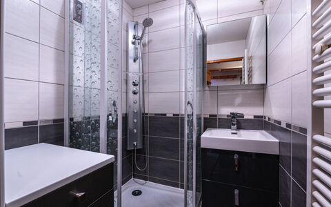 Morillon 651: Bathroom, Plumbing Fixture, Bathroom Sink, Interior Design, Sink, Flooring, Floor, Tap, Mirror, Plumbing