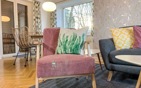Seeglück: Furniture, Interior Design, Flooring, Floor, Chair, Living Room, Textile, Room, Comfort, Brown