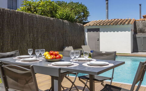 La Manzaneta: Furniture, Table, Outdoor Furniture, Tableware, Outdoor Table, Chair, Kitchen & Dining Room Table, Serveware, Food, Restaurant