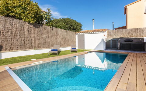 La Manzaneta: Swimming Pool, Residential Area, Composite Material, Resort, Home, Eco Hotel, Water Feature, Estate, Shade, Leisure