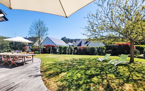 Les Guérins: Shrub, Garden, Home, Roof, Residential Area, House, Land Lot, Shade, Groundcover, Landscaping