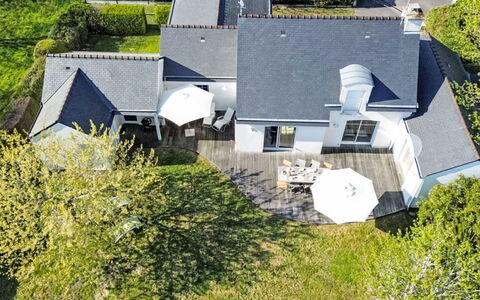 Les Guérins: Roof, House, Home, Residential Area, Cottage, Estate, Landscaping, Garden, Driveway, Yard