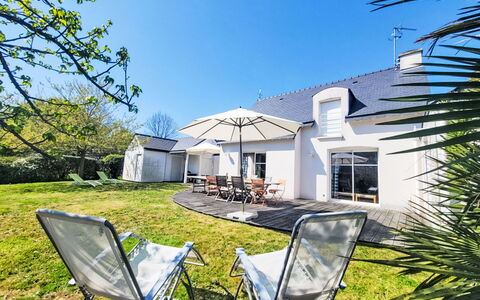 Les Guérins: Blue, Home, Residential Area, House, Estate, Cottage, Shade, Landscaping, Garden, Driveway