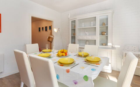 Cosy Flat: Estate, Yard, Balcony, Villa